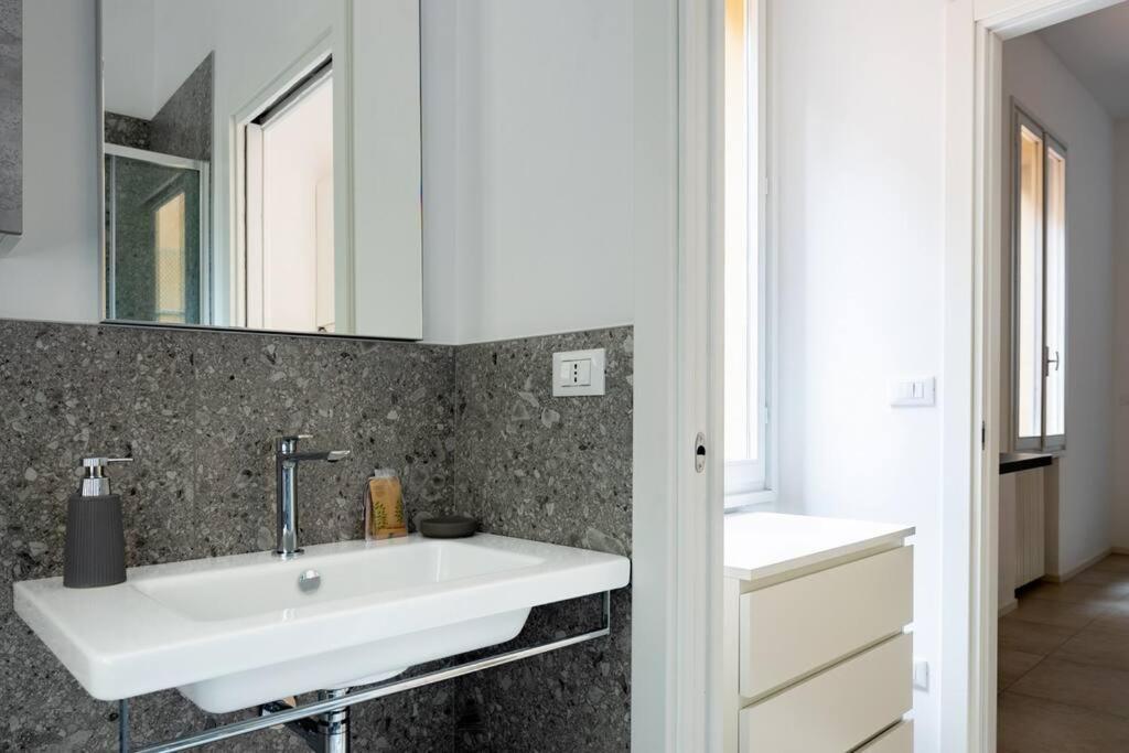 Apartment Isaia - 10 Minutes From Piazza Maggiore Bolonia Exterior foto